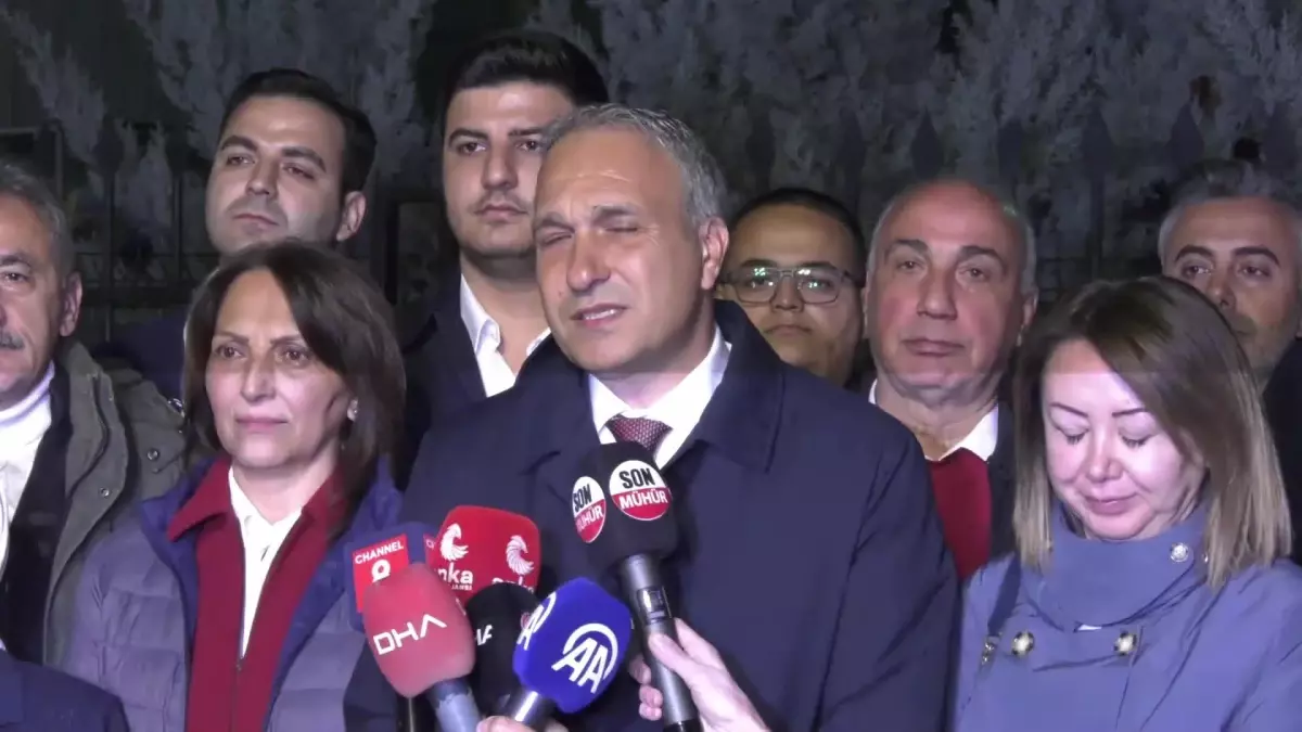 CHP’den Milli Eğitim Bakanlığı Önünde Oturma Eylemi… Özçağdaş,”Bakan Tekin Hakkında Görevi Kötüye Kullanmaktan Suç Duyurusunda Bulunacağız”