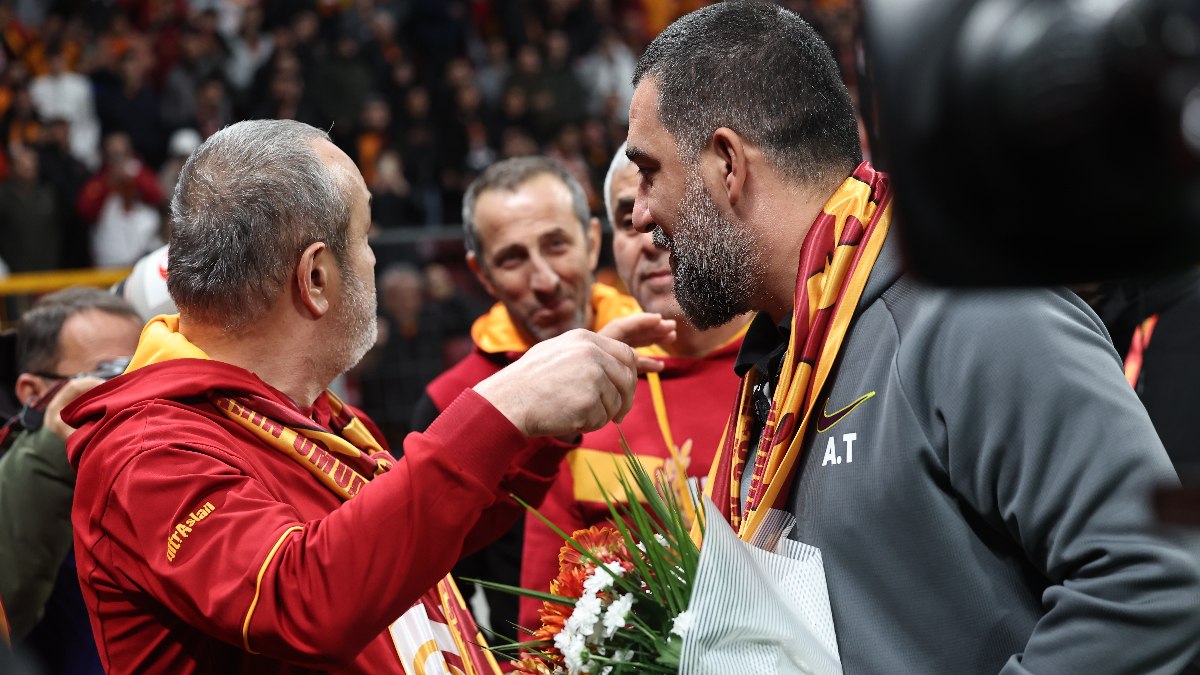 Galatasaray taraftarından Arda Turan’a sevgi gösterisi