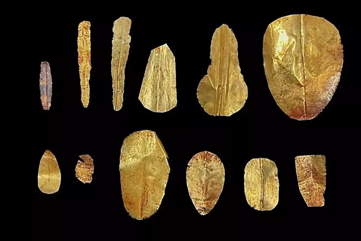 Mısır’da 2000 yıllık mezarlarda altın dil ve tırnaklı 13 mumya bulundu