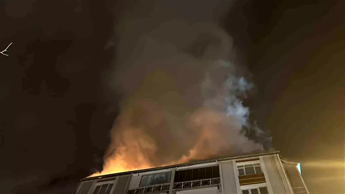 Uşak’ta Apartman Çatısında Yangın